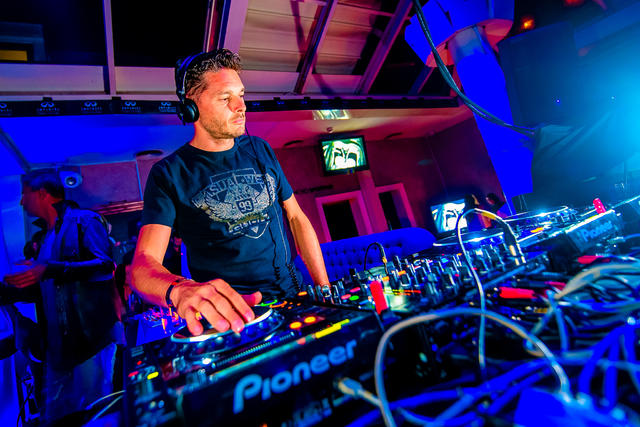 Fisichella a dj pult mögött Fisichella a dj pult mögött