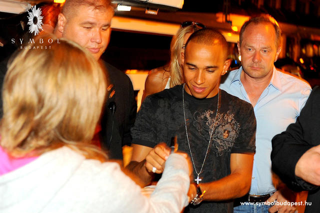 Sztárparádé az elmúlt évtizedből Lewis Hamilton a Symbolban